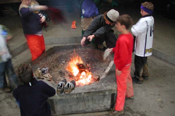 kids_fire.jpg (39893 bytes)